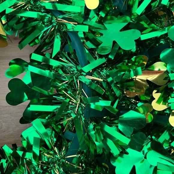 22” tinsel Green St. Patrick’s Day Wreath With Green and Gold Shamrocks. - Picture 3 of 4